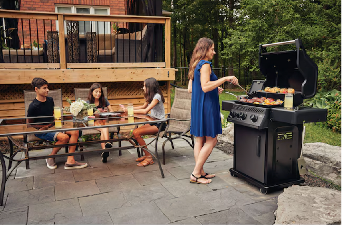 NAPOLEON Rogue XT 425 Matte Black 3-Burner Liquid Propane Gas Grill with 1 Side Burner with Integrated Smoker Box